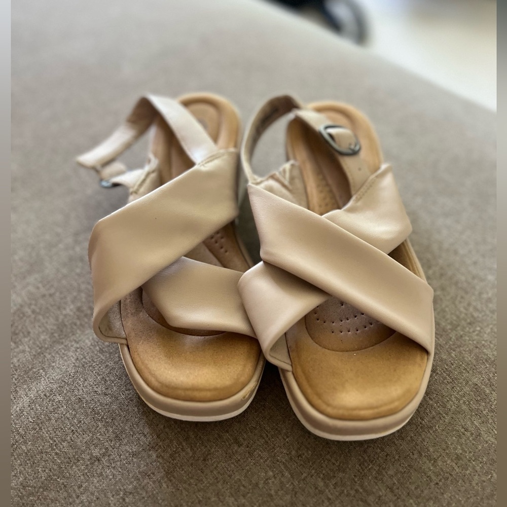 Clarks Collection Ultimate Comfort Sandals – Size 8.5